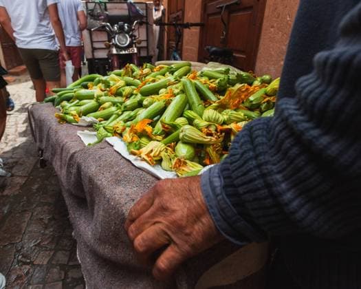 Man with vegetables on his street vending cart in Marrakesh Marrakesh, Marrakesh-Safi, Morocco R_CAFA231013-1267711-01 EDITORIAL USE ONLY