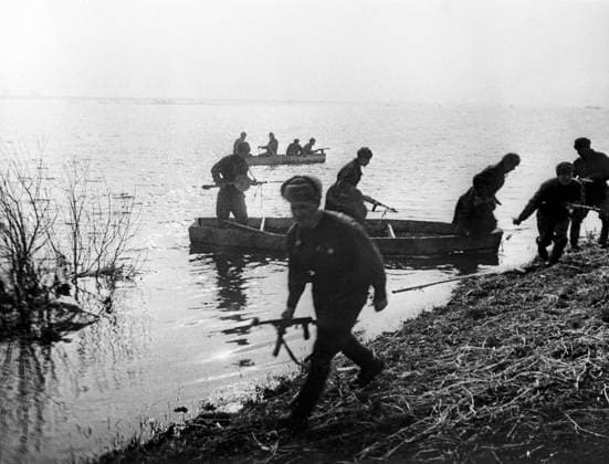 River Oder forcing 3065962 16.04.1945 The WWII, 1939-1945. Soldiers of a battalion of the 212nd guards rifle regiment force the river Oder developing the beachhead on its west bank. RIA Novosti Sputnik Germany  Copyright: xRIAxNovostix