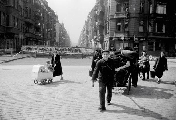 POLES LIBERATION WWII 66155 17.01.1945 Set free by the Soviet force, Polish nationals go home. Vladimir Grebnev Sputnik Warsaw Poland  Copyright: xVladimirxGrebnevx