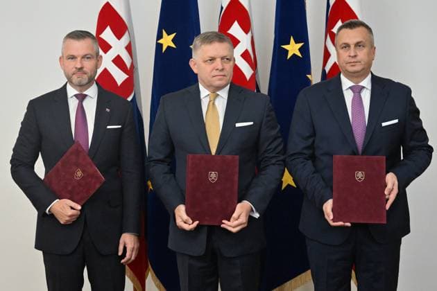 News Themen der Woche KW42 News Bilder des Tages (L-R) Hlas (Voice)-Social Democracy party chairman Peter Pellegrini, Smer (Direction)-Social Democracy party chairman Robert Fico and Slovak National Party (SNS) chairman Andrej Danko signed a coalition agreement in Bratislava, Slovakia, October 16, 2023. (CTKxPhoto VaclavxSalek) CTKPhotoP2023101604290  CTKPhotoP2023101604290