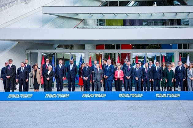 News Themen der Woche KW42 News Bilder des Tages Premier sommet du Processus de Berlin organisÃ hors de l?Union europÃ enne pour aborder l intÃ gration de l Albanie et la MacÃ doine du Nord Ã l Union europÃ enne Ã Tirana European Union officials and western Balkans leaders during the Berlin Process Leaders Summit to address the integration of the European Union in Tirana, Albania, on October 16, 2023. Algen Bestimage Tirana Albanie  Copyright: xAlgen BestimagexAlgen Bestimagex