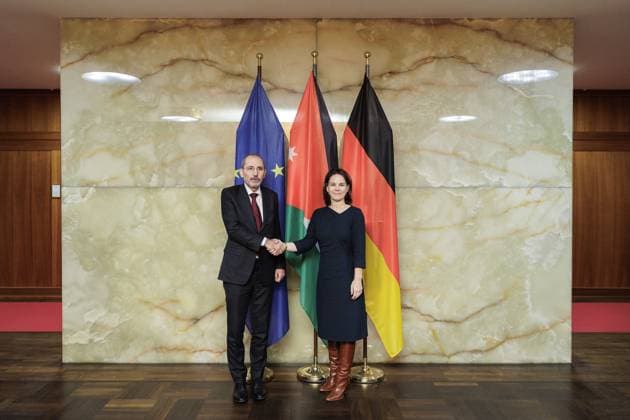 News Themen der Woche KW42 News Bilder des Tages (R-L) Annalena Baerbock, Bundesaussenministerin, trifft Ayman Safadi, Minister fuer Auswaertige Angelegenheiten Jordanien, zum Gespraech im Auswaertigen Amt in Berlin, 16.10.2023. Berlin Deutschland *** R L Annalena Baerbock, German Foreign Minister, meets Ayman Safadi, Minister of Foreign Affairs Jordan, for talks at the Foreign Office in Berlin, 16 10 2023 Berlin Germany Copyright: xJaninexSchmitz photothek.dex