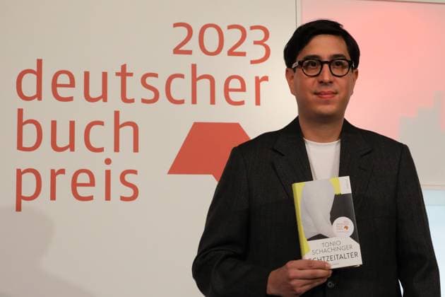 Bilder des Jahres 2023, Entertainment 10 Oktober Entertainment Themen der Woche KW42 Entertainment Bilder des Tages 16.10.2023, Frankfurt, DEU Tonio Schachinger erhaelt den Deutschen Buchpreis 2023 fuer den Roman Echtzeitalter Mit dem Preis wird der beste deutschsprachige Roman des letzten Jahres geehrt. *** 16 10 2023, Frankfurt, DEU Tonio Schachinger receives the German Book Prize 2023 for the novel Echtzeitalter The prize honors the best German-language novel of the past year