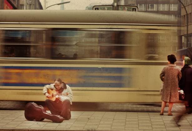 Ereignisse und Personen aus 70er Jahre DEU, Deutschland: Die historischen Farbfotos aus den Zeiten der 70er Jahre zeigen Ereignisse und Personen aus Politik, Kultur, Gewerkschaften, Arbeitsleben, Medizin u.a. Düsseldorf. Dieter Süverkrüp (Künstler) in City.ca. 1965 DEU, Germany: The historical color photos from the 1970s show events and people from politics, culture, trade unions, working life, medicine, etc. *** Events and people from 70s DEU, Germany The historical color photos from the 1970s show events and people from politics, culture, trade unions, working life, medicine, etc Düsseldorf Dieter Süverkrüp Artist in City ca 1965 DEU, Germany The historical color photos from the 1970s show events and people from politics, culture, t