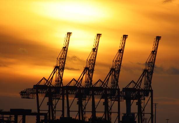 Containerbrücken im Hamburger Hafen heben sich vor dem Sonnenuntergang ab. *** Container gantry cranes in the port of Hamburg lift off before the sunset