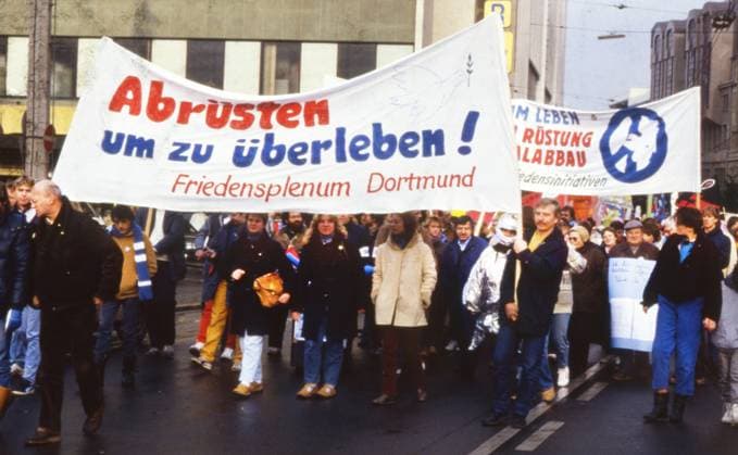 Ereignisse und Personen aus 70er Jahre DEU, Deutschland: Die historischen Farbfotos aus den Zeiten der 70er Jahre zeigen Ereignisse und Personen aus Politik, Kultur, Gewerkschaften, Arbeitsleben, Medizin u.a. Dortmund. Aktivitaeten der Friedensbewegung. ca 1965 DEU, Germany: The historical color photos from the 1970s show events and people from politics, culture, trade unions, working life, medicine, etc. *** Events and people from 70s DEU, Germany The historical color photos from the 1970s show events and people from politics, culture, trade unions, working life, medicine, etc Dortmund Activities of the peace movement ca 1965 DEU, Germany The historical color photos from the 1970s show events and people from politics, culture, trade unio