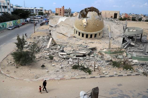Bilder des Jahres 2023, News 10 Oktober News Themen der Woche KW42 News Bilder des Tages (231016) -- GAZA, Oct. 16, 2023 -- People walk past a building destroyed in Israeli airstrikes in the southern Gaza Strip city of Khan Younis, on Oct. 16, 2023. At least 2,750 Palestinians were killed by the Israeli army in Gaza, while in Israel, the death toll was at least 1,284 as of Sunday, according to official figures from the two sides. (Photo by Xinhua) MIDEAST-GAZA-KHAN YOUNIS-PALESTINIAN-ISRAELI CONFLICT RizekxAbdeljawad 