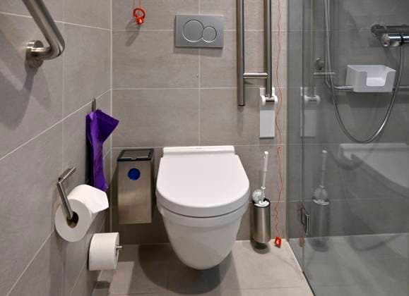 Toilette mit Notfallknopf, Schweiz, 11.10.2023 *** Toilet with emergency button, Switzerland, 11 10 2023 