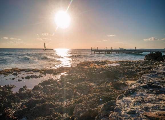IMAGO Creative, Jahreszeit Frühling, Licht und Sonne Sunrise on a pier in the sea In Bayahibe, Dominican Republic Sunrise on a pier in the sea In Bayahibe 17 Copyright: xFilippoxCarlotx COMM (9152)