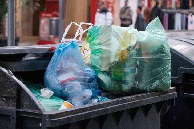 Neuss 17.10.2023 gelbe Tonne Mülltonne Kunststoff Plastik Recycling Müll Abfall Wohlstandsmüll Wohlstandsgesellschaft Verpackung Verpackungsmüll Restmüll Plastiktonne Plastiktüte Mülltüte Umwelttonne Der Grüne Punkt Fehlbefüllung Plastikpfand Kunststoffpfand Mehrwegpflicht Einzelhandel Müllberge Mikroplastik Microplastik Gewässer Flüsse Neuss Nordrhein-Westfalen Deutschland *** Neuss 17 10 2023 yellow garbage can garbage garbage can plastic plastic recycling garbage waste prosperity waste prosperity society packaging packaging waste residual waste plastic garbage can plastic bag garbage bag environmental garbage can Der Grüne Punkt misfilling plastic deposit plastic deposit reusable obligation retail garbage mountains micropl