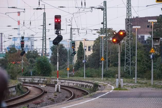 Neuss 17.10.2023 Hauptbahnhof HBF DB Deutsche Bahn Zug Regionalverkehr Nahverkehr S-Bahn Stromoberleitung 49-Euro-Ticket Signalanlage rotes Licht Ampel Bahnkörper Bahngleise Bahngeleise Bahnschotter Schottersteine Bahnschienen Bahnsteig ÖPNV VRR Regiobahn Verkehrsverbund Deutschlandticket Bahnstreik Lokführer-Gewerkschaft GDL Deutscher Lokomotivführerstreik Lokführerstreik Eisenbahngewerkschaft und Verkehrsgewerkschaft ( EVG ) Tarifkonflikt Zug GDL Neuss Nordrhein-Westfalen Deutschland *** Neuss 17 10 2023 main station HBF DB Deutsche Bahn train regional traffic local traffic S Bahn overhead line 49 Euro ticket signal system red light traffic light railroad track railroad ballast railroad tracks railroad platform ÖPNV VRR Regiobahn V