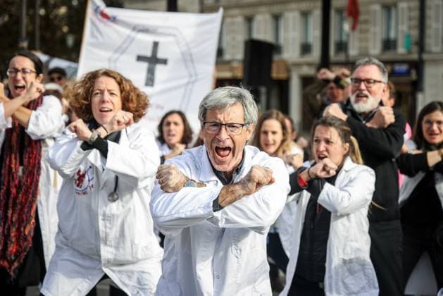 Bilder des Jahres 2023, News 10 Oktober News Themen der Woche KW42 News Bilder des Tages Paris, France le 17 octobre 2023 - Manifestation des medecins liberaux, en greve nationale depuis le 13 octobre contre le projet de loi Valletoux, devant le ministere des finances de Bercy - Demonstration of liberal doctors, on national strike since October 13 against the Valletoux bill, in front of the Ministry of Finance in Bercy  Copyright: xLucxNoboutx