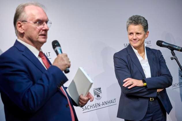 Pressestatement mit Ministerpräsident Dr. Reiner Haseloff (CDU) und Digitalministerin Dr. Lydia Hüskens (FDP) Europa, Deutschland, Berlin, 17.10.2023: Auswärtige Kabinettssitzung der Landesregierung von Sachsen-Anhalt in Berlin. Unter der Leitung von Ministerpräsident Dr. Reiner Haseloff (CDU) treffen sich die Mitglieder der Landesregierung mit Bundesministern. Neben internen Themen wird es auch Gespräche mit Bundesminister für Arbeit und Soziales, Dr. Volker Wissing (FDP) geben. Themen sind 49 Euro Ticket, Verkehrsverbund in Sachsen-Anhalt und neue Bahnhöfe für Pendler. *** Press statement with Minister President Dr Reiner Haseloff CDU and Digital Minister Dr Lydia Hüskens FDP Europe, Germany, Berlin, 17 10 2023 Foreign cabinet mee