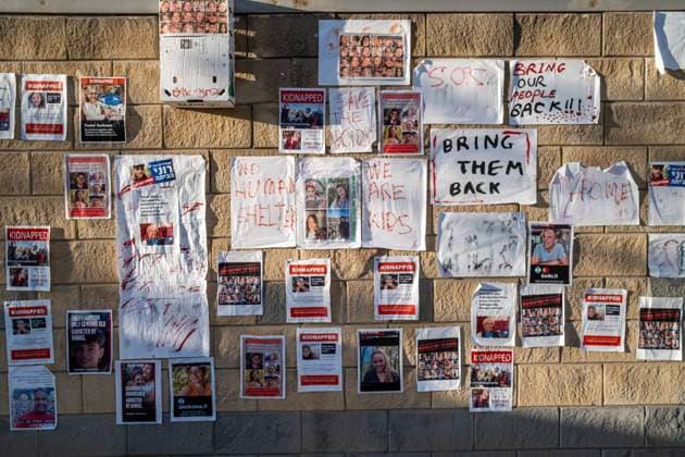 Eltern und Familie der Geiseln in Gaza protestieren in Tel-Aviv Israel, Tel-Aviv, Hakirya am 17.10.2023: Bildern der Vermisste israelischen Geislen an der Wand des Verteidigungsministerium in Tel-Aviv und wünsche mit Handschrift auf A4 Papier. No Human Shelter Bring them Back Save the Kids We are Kinds S.O.S. home Bring our People back *** Parents and family of Gaza hostages protest in Tel Aviv Israel, Tel Aviv, Hakirya on 17 10 2023 Pictures of the missing Israeli hostages on the wall of the Ministry of Defense in Tel Aviv and wishes handwritten on A4 paper No Human Shelter Bring them Back Save the Kids We are Kinds S O S home Bring our People back