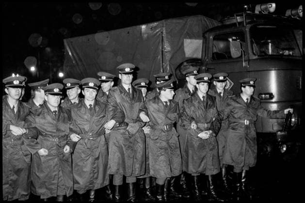 7. November 1989 in Ost Berlin Demo 7. November 1989 in Ost Berlin. Die letzte monatliche Demonstration gegen die Wahlfälschung am Das Fotos der Serie 7. November.1989 wurde auf dem Berliner Alexanderplatz aufgenommen. Im November 1989 fand hier die (diese) letzte Demonstration gegen die Fälschung der Ergebnisse der DDR-Kommunalwahlen am 07. Mai 1989 statt. Dass Wahlergebnisse gefälscht wurden, war in der DDR nichts Neues. Bei der Wahl Anfang Mai 1989 waren bei den Auszählungen Kritiker des Regimes als Wahlhelfer bei der Auszählung in mehreren Wahllokalen dabei. Leute, die sich mit anderen später unter dem Namen Neues Forum formierten. Sie kannten somit die Differenz zwischen Stimmenzählung und Pressemeldungen zur Wahl. Aus Prote