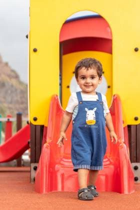 Creative Highlights Symbolbilder Baby spielt auf einem Spielplatz und hat Spaß im Sommer, Park für kleine Kinder *** Baby plays at a Playground and has Fun at Summer, Park for small Children Copyright: imageBROKER/UnaixHuizi ibxuhu09721307.jpg ,model released, Symbolfoto ,property released