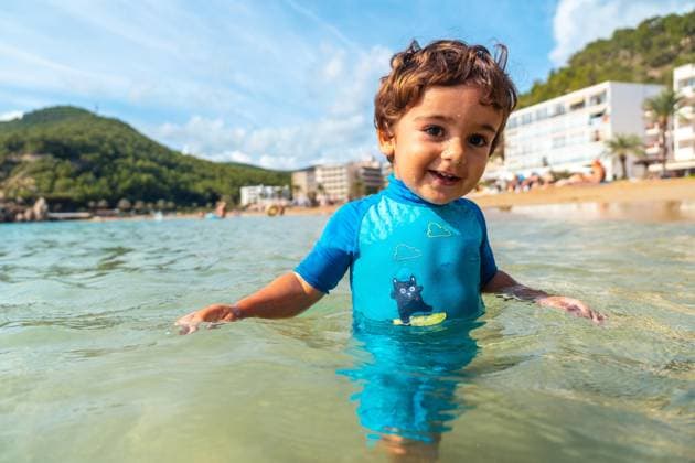 Creative Highlights Symbolbilder Ein Jahr alter Junge beim Baden im Meer, Strand von Ibiza im Urlaub am Strand von San Vicente, Balearen *** a Year Age Boy at Bathing at Sea, Beach from Ibiza at Holiday on Beach from San Vicente, Balearic Islands Copyright: imageBROKER/UnaixHuizi ibxuhu09722258.jpg ,model released, Symbolfoto ,property released