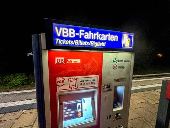 DEU, Deutschland, Brandenburg, Strausberg, 12.10.2023: Fahrscheinautomat am Bahnhof Strausberg-Nord, VBB-Fahrkarten, Tickets, Nachtaufnahme, Nacht *** DEU, Germany, Brandenburg, Strausberg, 12 10 2023 ticket vending machine at Strausberg Nord station, VBB tickets, tickets, night recording, night