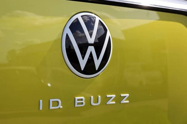 17.09.2023, Deutschland, NRW, Autohersteller, Elektromobilität, Nutzfahrzeuge, VW Logo und Modell-Schriftzug auf einem ID. Buzz von Volkswagen, e-Bus, Elektrobus, Elektro-Van, Elektroauto, inspiriert vom ehemaligen VW Bulli, vollelektrisch, Neuwagen, glänzender Lack, Spiegelung NRW Deutschland *** 17 09 2023, Germany, NRW, car manufacturer, electric mobility, commercial vehicles, VW logo and model lettering on a Volkswagen ID Buzz, e Bus, electric bus, electric van, electric car, inspired by the former VW Bulli, all-electric, new car, shiny paint, reflection NRW Germany Copyright: xSnowfieldxPhotographyx SF170923IDBuzzD