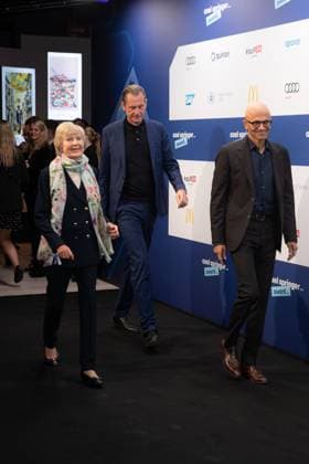 Axel Springer Award 2023 Mathias Döpfner, Satya Nadella und Friede Springer beim Axel Springer Award 2023 im Axel Springer Neubau am 17.10.2023 in Berlin. Copyright: xEventpressxKochanx