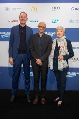 Axel Springer Award 2023 Mathias Döpfner, Satya Nadella und Friede Springer beim Axel Springer Award 2023 im Axel Springer Neubau am 17.10.2023 in Berlin. Copyright: xEventpressxKochanx