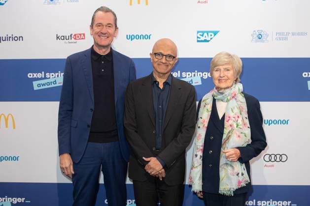 Axel Springer Award 2023 Mathias Döpfner, Satya Nadella und Friede Springer beim Axel Springer Award 2023 im Axel Springer Neubau am 17.10.2023 in Berlin. Copyright: xEventpressxKochanx