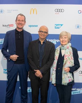 Axel Springer Award 2023 Mathias Döpfner, Satya Nadella und Friede Springer beim Axel Springer Award 2023 im Axel Springer Neubau am 17.10.2023 in Berlin. Copyright: xEventpressxKochanx