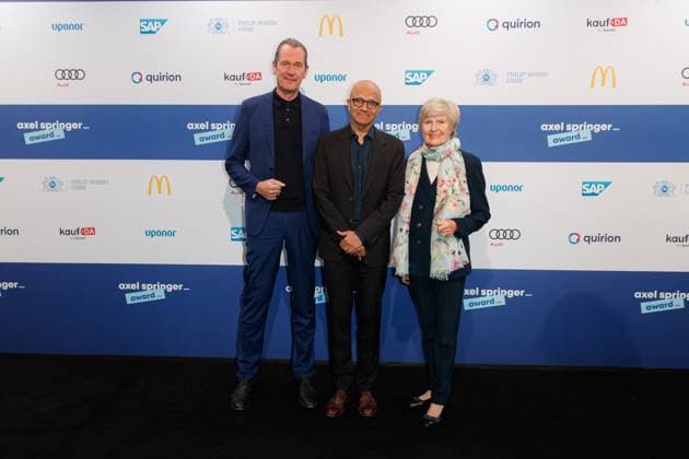 Axel Springer Award 2023 Mathias Döpfner, Satya Nadella und Friede Springer beim Axel Springer Award 2023 im Axel Springer Neubau am 17.10.2023 in Berlin. Copyright: xEventpressxKochanx