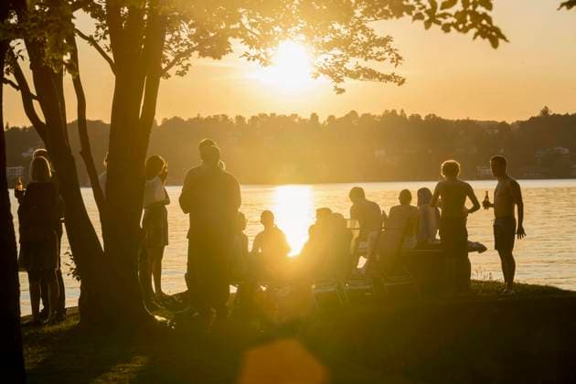 Group of young friends partying at lakeside during sunset, Bavaria, Germany Bavaria, Germany, Europe CR_RONI150802-00212-01 ,model released, Symbolfoto