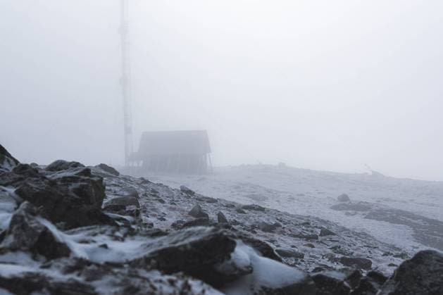 hut on the top of Saana Mountain on a foggy autumn morning Kilpisjärvi, Lapland, Finland R_PJJZ2310166C-1268724-01