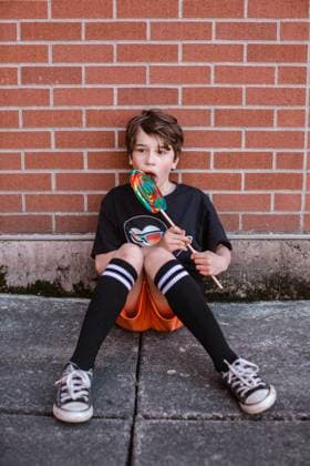 Creative Highlights Symbolbilder Boy Licking Rainbow Swirl Lollipop by Brick Wall Bellingham, Washington, United States R_REBE231017-1259626-01 ,model released, Symbolfoto