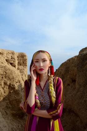 Creative Highlights Symbolbilder Turkmen Girl In Pink Dress Turkmenistan, Lebap, Turkmenistan R_ZVUG220425-969191-01 ,model released, Symbolfoto