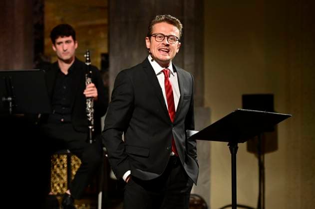 Roman Knizka beim literarischen Kammermusikabend mit dem Stück In diesem Land ¦ - Deutschland 1923 - Das Krisenjahr mit Roman KniÅ¾ka und dem Bläserquintett Opus 45 im Kulturforum Synagoge Görlitz. Görlitz, 17.10.2023