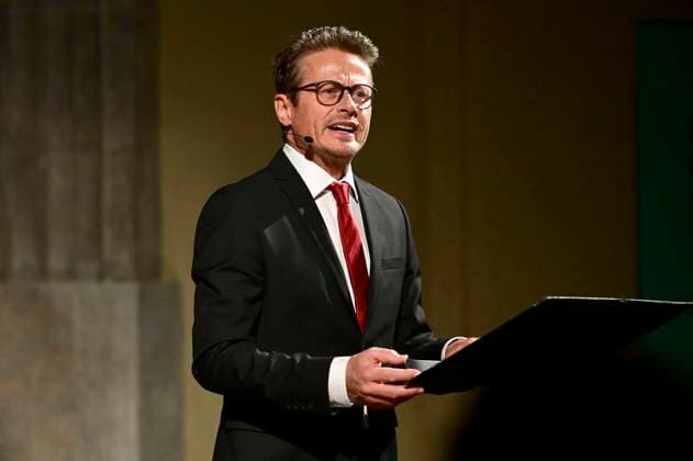 Roman Knizka beim literarischen Kammermusikabend mit dem Stück In diesem Land ¦ - Deutschland 1923 - Das Krisenjahr mit Roman KniÅ¾ka und dem Bläserquintett Opus 45 im Kulturforum Synagoge Görlitz. Görlitz, 17.10.2023