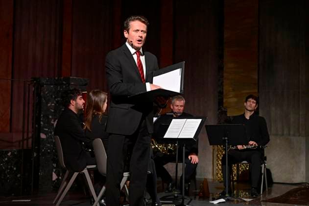 Roman Knizka beim literarischen Kammermusikabend mit dem Stück In diesem Land ¦ - Deutschland 1923 - Das Krisenjahr mit Roman KniÅ¾ka und dem Bläserquintett Opus 45 im Kulturforum Synagoge Görlitz. Görlitz, 17.10.2023