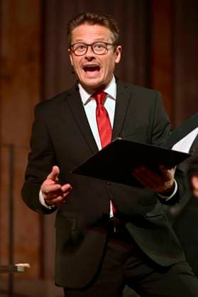 Roman Knizka beim literarischen Kammermusikabend mit dem Stück In diesem Land ¦ - Deutschland 1923 - Das Krisenjahr mit Roman KniÅ¾ka und dem Bläserquintett Opus 45 im Kulturforum Synagoge Görlitz. Görlitz, 17.10.2023