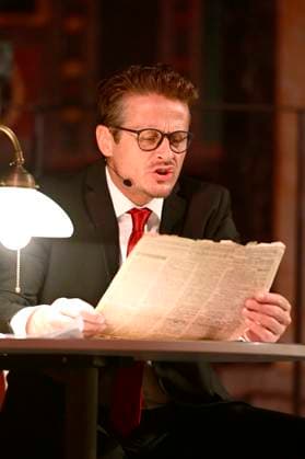 Roman Knizka beim literarischen Kammermusikabend mit dem Stück In diesem Land ¦ - Deutschland 1923 - Das Krisenjahr mit Roman KniÅ¾ka und dem Bläserquintett Opus 45 im Kulturforum Synagoge Görlitz. Görlitz, 17.10.2023