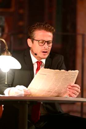 Roman Knizka beim literarischen Kammermusikabend mit dem Stück In diesem Land ¦ - Deutschland 1923 - Das Krisenjahr mit Roman KniÅ¾ka und dem Bläserquintett Opus 45 im Kulturforum Synagoge Görlitz. Görlitz, 17.10.2023