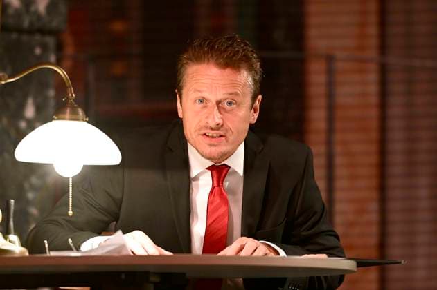 Roman Knizka beim literarischen Kammermusikabend mit dem Stück In diesem Land ¦ - Deutschland 1923 - Das Krisenjahr mit Roman KniÅ¾ka und dem Bläserquintett Opus 45 im Kulturforum Synagoge Görlitz. Görlitz, 17.10.2023