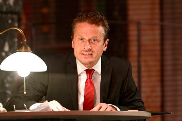 Roman Knizka beim literarischen Kammermusikabend mit dem Stück In diesem Land ¦ - Deutschland 1923 - Das Krisenjahr mit Roman KniÅ¾ka und dem Bläserquintett Opus 45 im Kulturforum Synagoge Görlitz. Görlitz, 17.10.2023