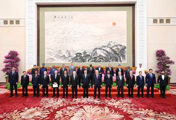 Bilder des Jahres 2023, News 10 Oktober News Themen der Woche KW42 (231018) -- BEIJING, Oct. 18, 2023 -- Chinese President Xi Jinping poses for a group photo with distinguished guests attending the third Belt and Road Forum for International Cooperation at the Great Hall of the People in Beijing, capital of China, Oct. 18, 2023. Xi on Wednesday attended the opening ceremony of the third Belt and Road Forum for International Cooperation and delivered a keynote speech. ) (BRF2023)CHINA-BEIJING-XI JINPING-BELT AND ROAD FORUM-OPENING CEREMONY (CN) ShenxHong 