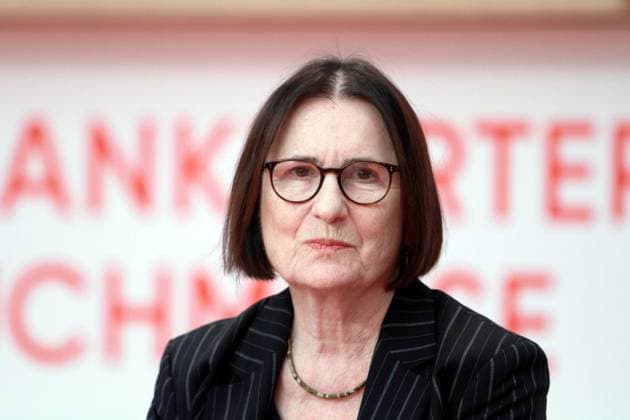 Frankfurt Main, Hessen, Deutschland, 18.10.2023: Frankfurter Buchmesse: Irina Scherbakowa, russische Germanistin und Kulturwissenschaftlerin, Gründungsmitglied der Menschenrechtsorganisation Memorial, die 2022 mit dem Friedensnobelpreis ausgezeichnet wurde, in einer Diskussionsrunde mit dem Titel Hoffnung für Russland: Irgendwer, irgendwie, irgendwann . *** Frankfurt Main, Hesse, Germany, 18 10 2023 Frankfurt Book Fair Irina Scherbakova, Russian Germanist and cultural scientist, founding member of the human rights organization Memorial, which was awarded the Nobel Peace Prize in 2022, in a panel discussion titled Hope for Russia Somebody, Somehow, Sometime Copyright: xdtsxNachrichtenagenturx dts_24327