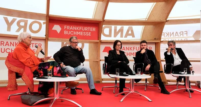 18.10.2023, Frankfurt am Main, DEU, Diskussion in der Agora auf der Buchmesse in Frankfurt mit Claudia Roth, Bundesbeauftragte fuer Kultur und Medien, Michail Schischkin, im Exil lebender russischer Schriftsteller, Irina Scherbakowa, Schriftstellerin und Mitbegruenderin von Memorial, Dimitry Glukhovsky, im Exil lebender russischer Schriftsteller und Deniz Yuecel, Pen Berlin.