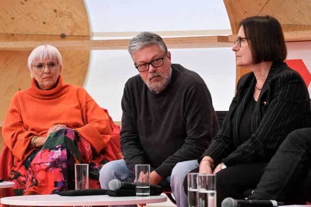 18.10.2023, Frankfurt am Main, DEU, Diskussion in der Agora auf der Buchmesse in Frankfurt mit Claudia Roth, Bundesbeauftragte fuer Kultur und Medien, Michail Schischkin, im Exil lebender russischer Schriftsteller, Irina Scherbakowa, Schriftstellerin und Mitbegruenderin von Memorial,