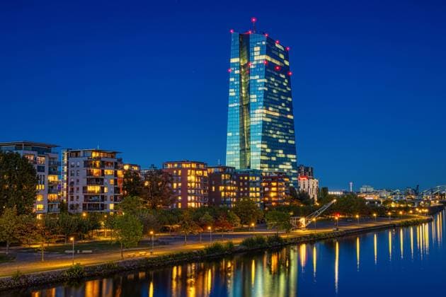 Die Europäische Zentralbank (EZB) am Abend Die Lichter der Europäischen Zentralbank (EZB) leuchten am Abend. Frankfurt am Main Flößerbrücke Hessen Deutschland *** The European Central Bank ECB in the evening The lights of the European Central Bank ECB shine in the evening Frankfurt am Main Flößerbrücke Hesse Germany 2023-10-17_ffm_ezb_01