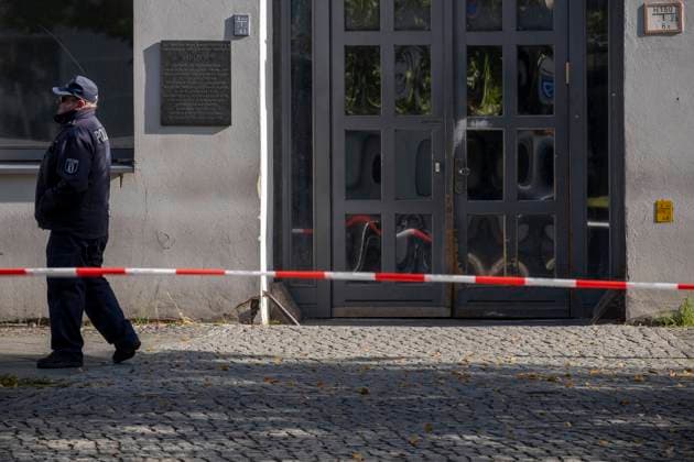Versuchte Brandanschläge auf Synagoge in der Brunnenstraße Deutschland, Berlin, 18.10.2023, jüdisches Gotteshaus der Gemeinde Kahal Adass Jisroel in der Brunnenstraße, Polizeiabsperrung nach zwei versuchten Brandanschlägen, (Eingang), Â *** Attempted arson attacks on synagogue in Brunnenstraße Germany, Berlin, 18 10 2023, Jewish house of worship of the community Kahal Adass Yisroel in Brunnenstraße, police cordon after two attempted arson attacks, entrance , Â