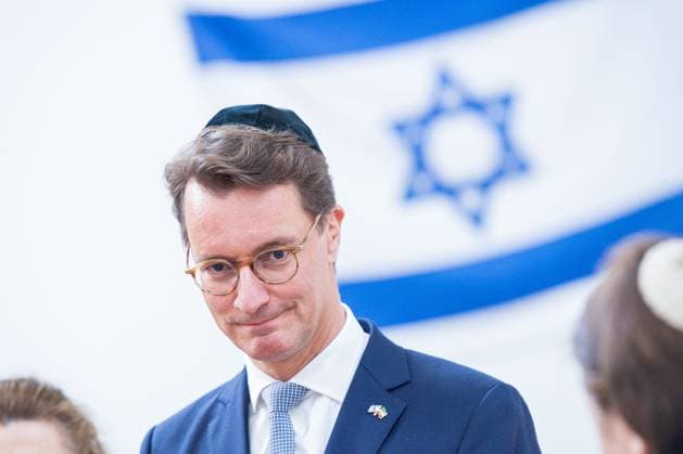 News Bilder des Tages 18.10.2023 - Hendrik Wüst besucht die jüdische Gemeinde in Bielefeld: Der NRW-Ministerpräsident (CDU) bei einem von vier Terminen in Ostwestfalen-Lippe - mit einer Kippe auf dem Kopf. Im Bild hat Wüst eine Flagge von Israel im Hintergrund mit dem Davidstern. , *** 18 10 2023 Hendrik Wüst visits the Jewish community in Bielefeld The NRW Minister President CDU at one of four appointments in East Westphalia Lippe with a butt on his head In the picture Wüst has a flag of Israel in the background with the Star of David ,