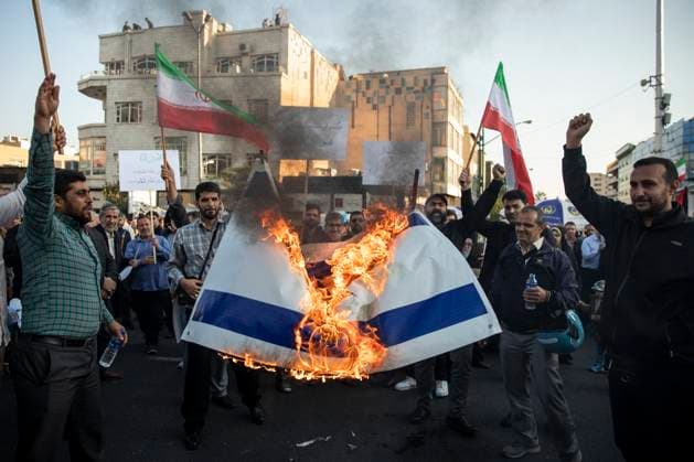 News Themen der Woche KW42 News Bilder des Tages Iran: Anti-Israel rally Iranian protestors burn an Israeli flag during an anti-Israel rally at Enqelab-e-Eslami (Islamic Revolution) Sq. in Tehran, Iran, Wednesday, Oct. 18, 2023. Tehran Tehran Iran Copyright: SobhanxFarajvan