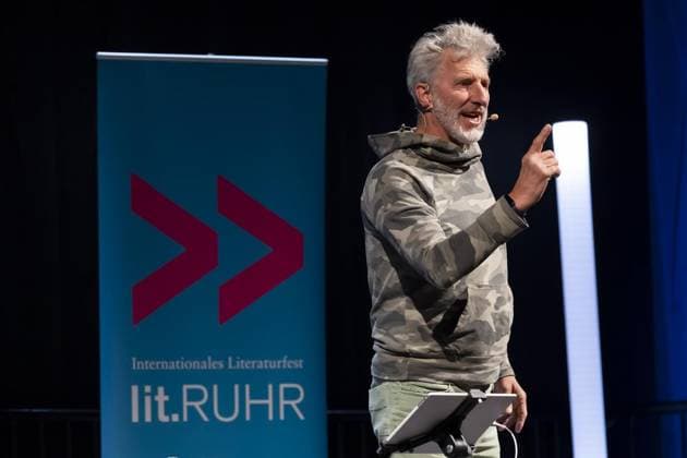 Entertainment Themen der Woche KW42 Entertainment Bilder des Tages Rufus Beck liest Harry Potter *** NUR FÜR REDAKTIONELLE ZWECKE *** EDITORIAL USE ONLY ***<p>Rufus Beck liest Harry Potter am 18. Oktober 2023 in der Halle 5 der Zeche Zollverein in Essen-Katernberg anlässlich der Lit.Ruhr. Deutschland NRW Essen Copyright: ChristofxKöpsel *** Rufus Beck reads Harry Potter FOR EDITORIAL PURPOSES ONLY EDITORIAL USE ONLY p Rufus Beck reads Harry Potter on 18 October 2023 in Hall 5 of the Zeche Zollverein in Essen Katernberg on the occasion of Lit Ruhr Germany NRW Essen Copyright ChristofxKöpsel Copyright: ChristofxKöpsel doc7sg2wi8uqxc16aa564ma ,EDITORIAL USE ONLY