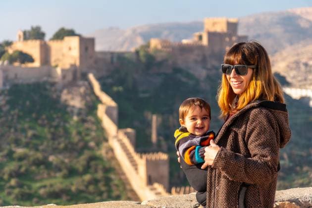 Eine junge Mutter mit ihrem Baby am Aussichtspunkt des Cerro San Cristobal de la Muralla de Jairan und der Alcazaba in der Stadt Almeria, Andalusien. Spanien. Costa del Sol im Mittelmeer
